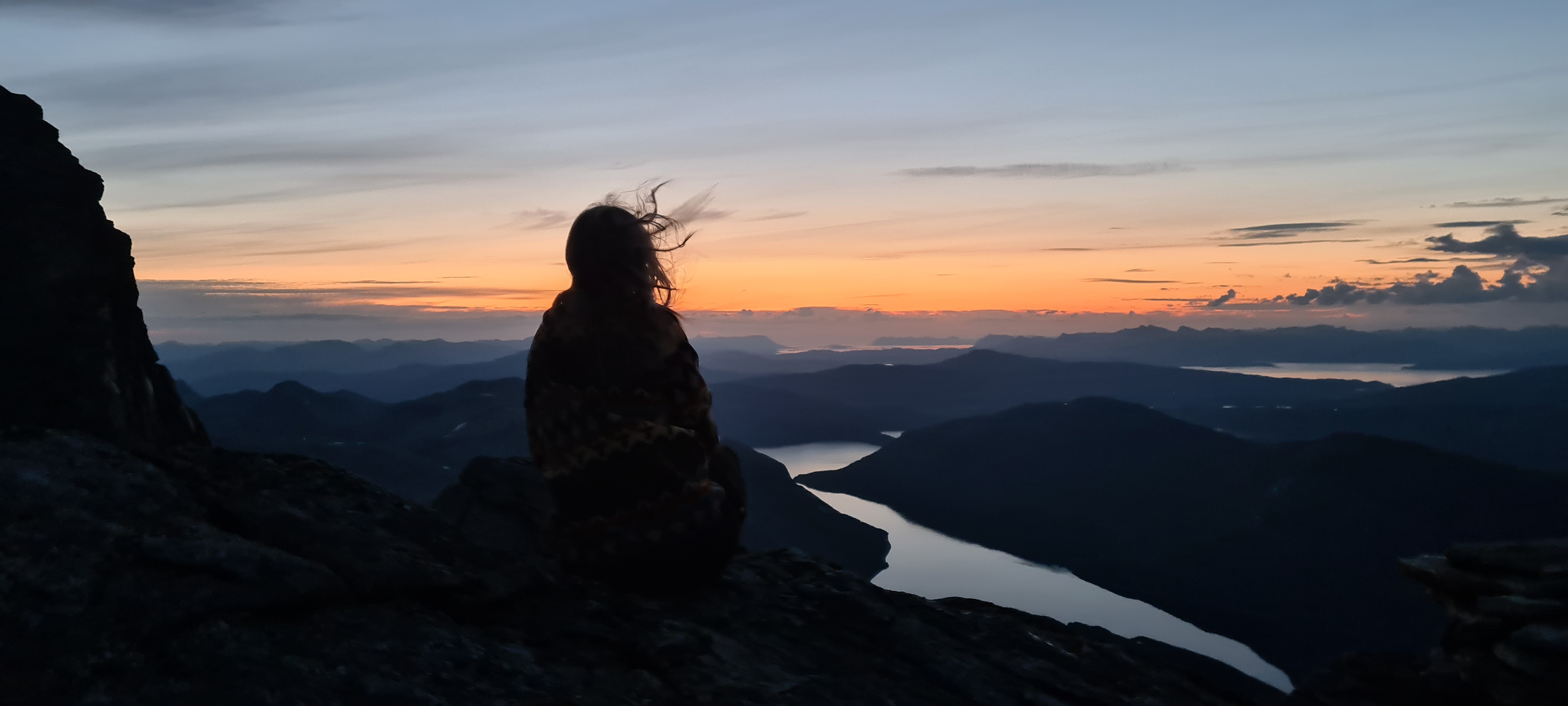Berg i kvällsljus